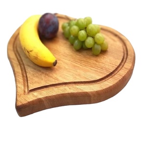 Tabla de cortar de madera hecha a mano en forma de corazón con acabado liso, ideal para uso en cocina y servicio - Product Image 4