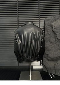 Blouson aviateur en cuir de haute qualité pour hommes avec un design élégant et une broderie sur les manches - Product Image 3