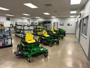 Tractor cortacésped John Deeere con cargador frontal e implementos de retroexcavadora trasera - Product Image 4