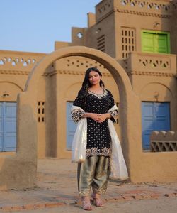 TRAVAIL DE BRODERIE FANTAISIE AVEC COUPE BORDER TRAVAIL TOP FOND EN SOIE AVEC DUPATTA FESTIVE WEAR PRIX DE GROS VÊTEMENT ETHNIQUE NOIR - Product Image 4