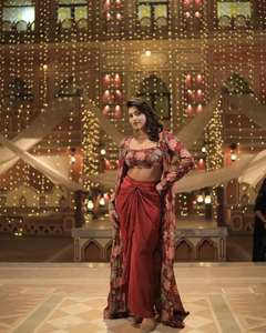 Ensemble coordonné de luxe Unity Luxure en georgette imprimé floral avec bralette en crêpe et jupe drapée - Product Image 2