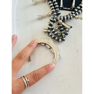 Conjunto de Collar Squash Blossom de Turquesa Kingman Navajo y Plata de Ley, Joyería Cultural Coleccionable Hecha a Mano por Artesanos - Product Image 5