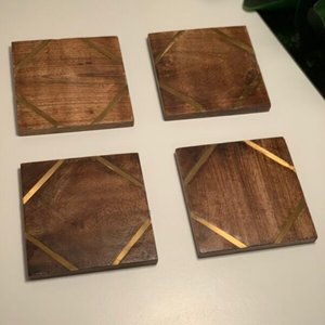Recién llegado, Juego de 4 posavasos de madera de forma cuadrada con acabado de incrustaciones de latón, Juego de 4 posavasos de madera más vendidos - Product Image 1