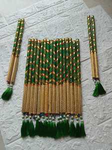 Handmade byandej dekoratif kayu Dandiya dengan rumbai Garba tongkat untuk Navratri perayaan tari untuk wanita atau pasangan