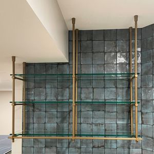 Elegantes estantes de latón para el almacenamiento del dormitorio con atractivo estético atemporal funcional de calidad duradera - Product Image 3