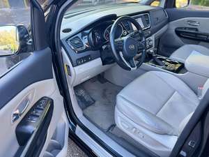 รถยนต์เกีย คาร์นิวัล ปี 2019 สภาพดี ใช้งานน้อย เกียร์อัตโนมัติ เครื่องยนต์เทอร์โบ ภายในสีอ่อน เบาะหนัง กล้องมองหลัง ยาง R17 พวงมาลัยซ้าย - Product Image 4