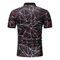 Camisa con Estampado Geométrico Abstracto para Hombre |   Camiseta de punto transpirable con diseño gráfico moderno, corte ajustado y patrón de líneas rojas y blancas.