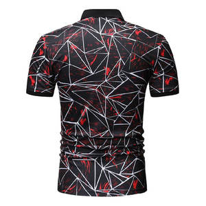 Polo con Estampado Geométrico Abstracto para Hombre |   Camisa con Patrón de Líneas Rojas y Blancas Digitales |   Polo de Manga Corta con Diseño Gráfico Moderno y Corte Ajustado - Product Image 6