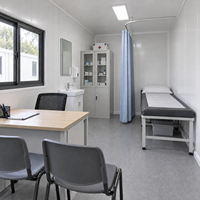 Studio de jardin élégant en forme de cabane, espace de travail préfabriqué personnalisé avec larges fenêtres en verre pour usage professionnel et de loisirs