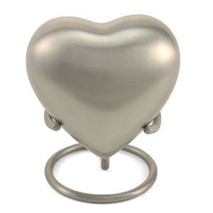 Urna de cremación de recuerdo en forma de corazón única para cenizas humanas hecha a mano en latón y urna de entierro de recuerdo grabada a mano en casa - Product Image 6