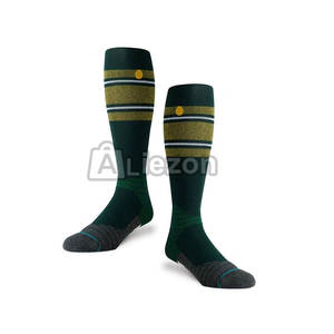 Chaussettes décontractées personnalisables pour hommes avec logo de haute qualité, couleur personnalisée, conception à coupe régulière à vendre - Product Image 1