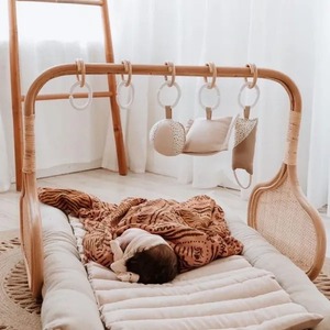 Cadre de gymnastique pour bébé en rotin naturel avec côtés en sangle de canne Arc de jeu Montessori écologique pour nouveau-nés et nourrissons - Product Image 5