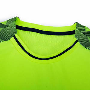 El mejor uniforme de fútbol de verano de material, camiseta transpirable fácil de usar con logotipo personalizado e impresión de nombre para jugadores activos - Product Image 4