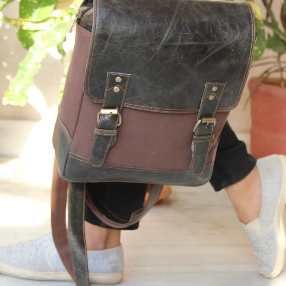 حقيبة ظهر جلد الجاموس الأصلية حقيبة حاسب محمول جلد بتصميم أنيق حقيبة سفر من الجلد الصناعي المخصص بجودة فائقة