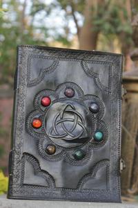 Fabriqués sur mesure dans différents modèles, revues en cuir avec des pierres utilisant des motifs complexes fabriqués à l'aide de papiers faits à la main en coton - Product Image 2