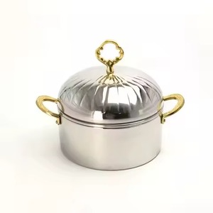 Olla de Metal Premium con Tapa Dorada de Diseño, Cacerola Duradera y Elegante para Mesa de Comedor, Hogares Contemporáneos y Celebraciones - Product Image 1