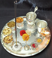 Nouvel Arrivage – Thali de Puja Traditionnel Fait Main en Métal Plaqué Argent, Décoration de Temple Indien, Ensemble Cadeau de Mariage, Rond de 10 Pouces