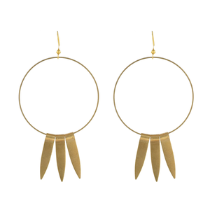 Attrayant Girl Wear Boucles d'oreilles en laiton admirable qualité Motif Gouttes Boucles d'oreilles Disponible artisanat naturel top vente - Product Image 4