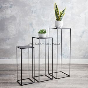 Vases personnalisés en métal de couleur noire élégante avec une forme géométrique moderne et un design élégant parfaits pour l'espace contemporain - Product Image 1