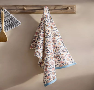 Serviette de cuisine en coton crème avec une délicate vigne florale rose et un bord bleu. Disponible à prix de gros. - Product Image 1