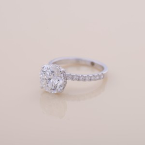Bague de fiançailles et de mariage en diamant rond brillant cultivé en laboratoire certifié IGI, avec halo et bande pavée en or blanc/rose et jaune 14 carats - Product Image 2