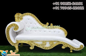 Canapé traditionnel italien de créateur en or rouge pour la scène de réception de mariage Causeuse en bois de teck pour la mariée - Product Image 3