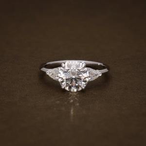 Anillo de Compromiso con Diamante Cultivado en Laboratorio, Corte Redondo y en Forma de Pera, 2.61 CTW, VVS, Certificado IGI, Anillo de Tres Piedras, Anillo Moderno, Anillo de Promesa - Product Image 1