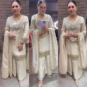 ชุดเซ็ต 4 ชิ้น ผ้าคอสมอส สำหรับผู้หญิง จากซัพพลายเออร์อินเดีย ประกอบด้วยเสื้อทันสมัย กางเกงปาลาซโซ และชิ้นส่วนเข้าชุด ราคาส่งออก - Product Image 3