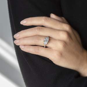 Anillo de compromiso de moissanita de tres piedras con corte esmeralda - Product Image 4