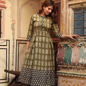 Robe bohème en lin, coupe trapèze, longueur mollet, imprimée à la main, pur coton, noir et vert, mode éthique - Product Image 5