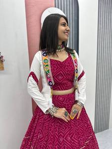 Lanzamiento de Ropa Festiva Moderna: Lehenga Choli en Tela Georgette Bandhej con Trabajo Manual Real y Adornos de Espejos para Fiestas - Product Image 6
