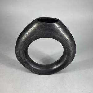 Vase à fleurs en métal noir, finition antique, design en pétales, vase à fleurs pour la décoration de la maison - Product Image 1