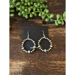 Boucles d'oreilles pendantes Navajo en argent sterling avec perles d'eau douce, plaqué or, motif fleur et boule, pierres principales émeraude et diamant - Product Image 1