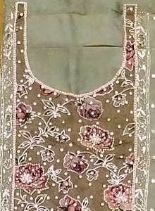 Costumes en soie non cousue brodés à la main de style traditionnel indien de créateur moderne - Product Image 2