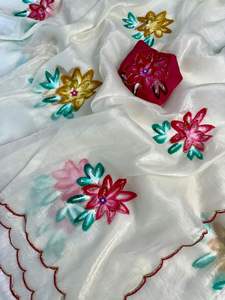 Sari de Seda con Diseño Exclusivo y Elegante Blusa con Estampados Florales, Estilo Étnico Moderno para Fiestas - Product Image 2