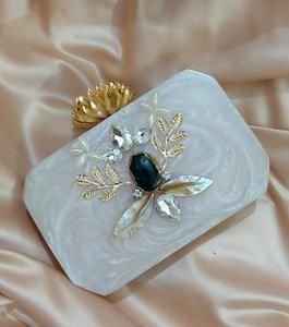 Bolso de mano de resina bordado blanco con piedra pesada, Perla de imitación, chapado en oro, bolso con abalorio de mariposa Vintage para boda de mujer - Product Image 1