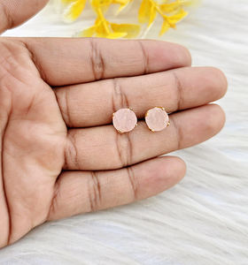 Clous d'oreille hypoallergéniques en améthyste brute naturelle non taillée, quartz rose, clous d'oreille en or 18 carats plaqué or, port quotidien, pierres de naissance - Product Image 3