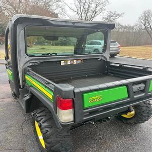 Véhicule utilitaire John Deere Gator XUV835 de qualité supérieure, conçu pour une utilisation intensive, offrant robustesse et durabilité. - Product Image 6