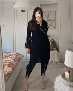 Lancement d'une nouvelle robe de soirée de créateur, haut et salwar dhoti, tissu en velours avec broderie et sequins, manches longues - Product Image 3