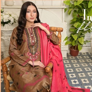 Collection d'hiver-Banarsi Jacquard 3 pièces avec broderie pour femmes par Bin Hameed Volume paris par des Designers du Pakistan - Product Image 4
