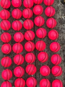 Balle dure de cricket de jardin de jeu d'entraînement taille 6 balles de cricket en cuir personnalisées roses faites sur mesure - Product Image 3