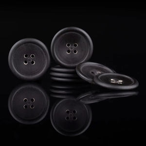 Bouton brut en corne de buffle naturelle de qualité supérieure pour accessoires vestimentaires - Product Image 1