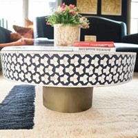 Table basse marocaine de style arabe en résine avec plateau en verre, couleur et taille personnalisables pour salon ou bureau