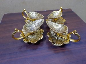 Soporte de latón hecho a mano Pooja Agardan para templos e iglesia para ocasiones navideñas - Product Image 5