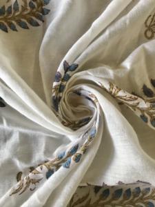 ผ้าฝ้ายพิมพ์ลายด้วยมือ ลายเพสลีย์ บูตะ พร้อมขอบลายดอกไม้ |   ผ้าสีขาวน้ำเงินอินเดีย - Product Image 4