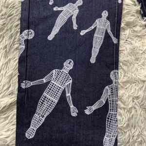 การผสมผสานที่ลงตัวระหว่างความแข็งแกร่งและความสง่างาม พร้อมด้วยงานศิลปะบนแผงด้านข้างที่ประณีตบนกางเกงยีนส์ปักลายเนื้อนุ่มของเรา - Product Image 5