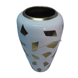 Florero de aluminio elegante de alta calidad al por mayor para la decoración de la sala de estar del hotel casero maceta en el precio asequible - Product Image 2
