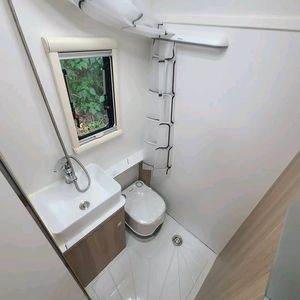 Utilisé aux États-Unis : Caravane de luxe en fibre de verre avec auvent électronique, panneaux solaires et fenêtres à double vitrage - Product Image 6