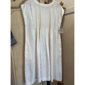 Vestido VEENA de Seda con Corte en A, Detalle de Pintuck en Color Marfil y Cintura Impero - Product Image 1