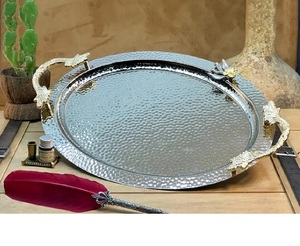 Plateau contemporain en métal écologique fabriqué à la main en émail de couleur pour l'affichage festif dans les plats et assiettes de la maison moderne - Product Image 1